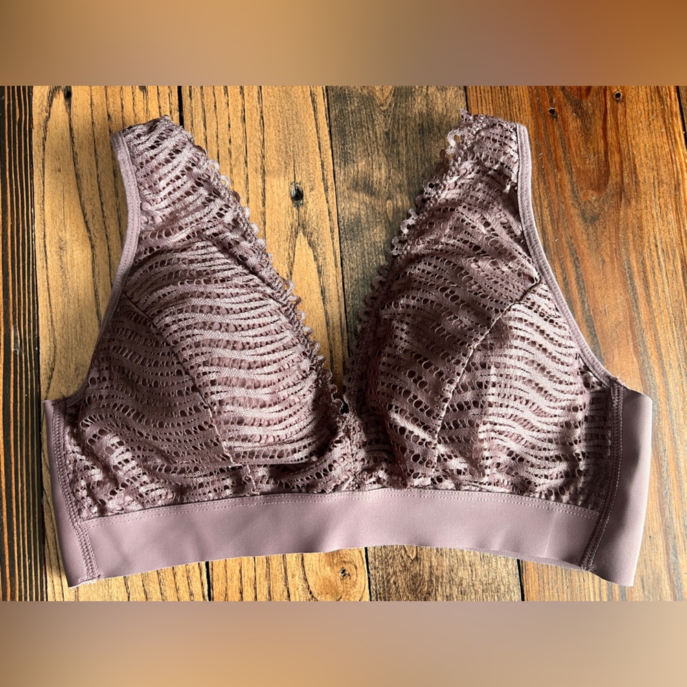 VINCE CAMUTO • wireless lace bra bralette soft comfortable removable cups vneck
